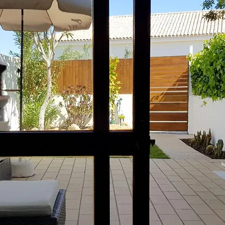 Magnific With A Cozy Garden, 5 Minutes To The شقة