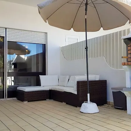 Magnific With A Cozy Garden, 5 Minutes To The شقة *