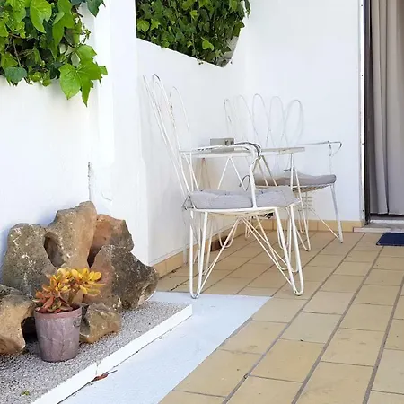 Magnific With A Cozy Garden, 5 Minutes To The شقة
