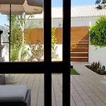 Magnific With A Cozy Garden, 5 Minutes To The アパート