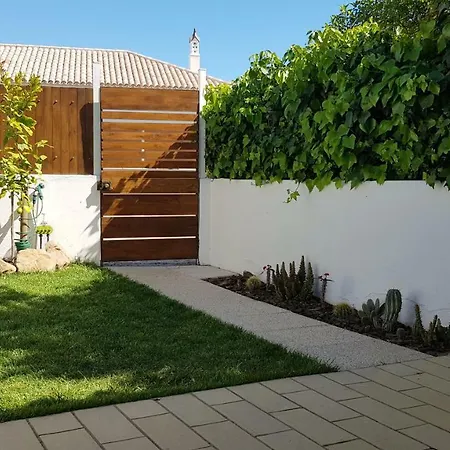 Magnific With A Cozy Garden, 5 Minutes To The Апартаменты Албуфейра